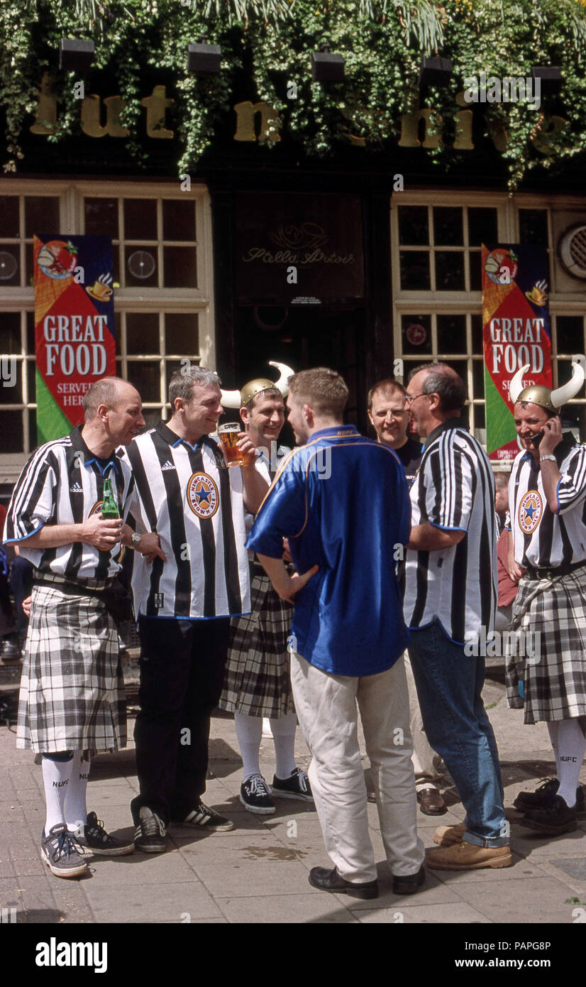 Les fans de football de Newcastle à l'extérieur d'un pub Banque D'Images