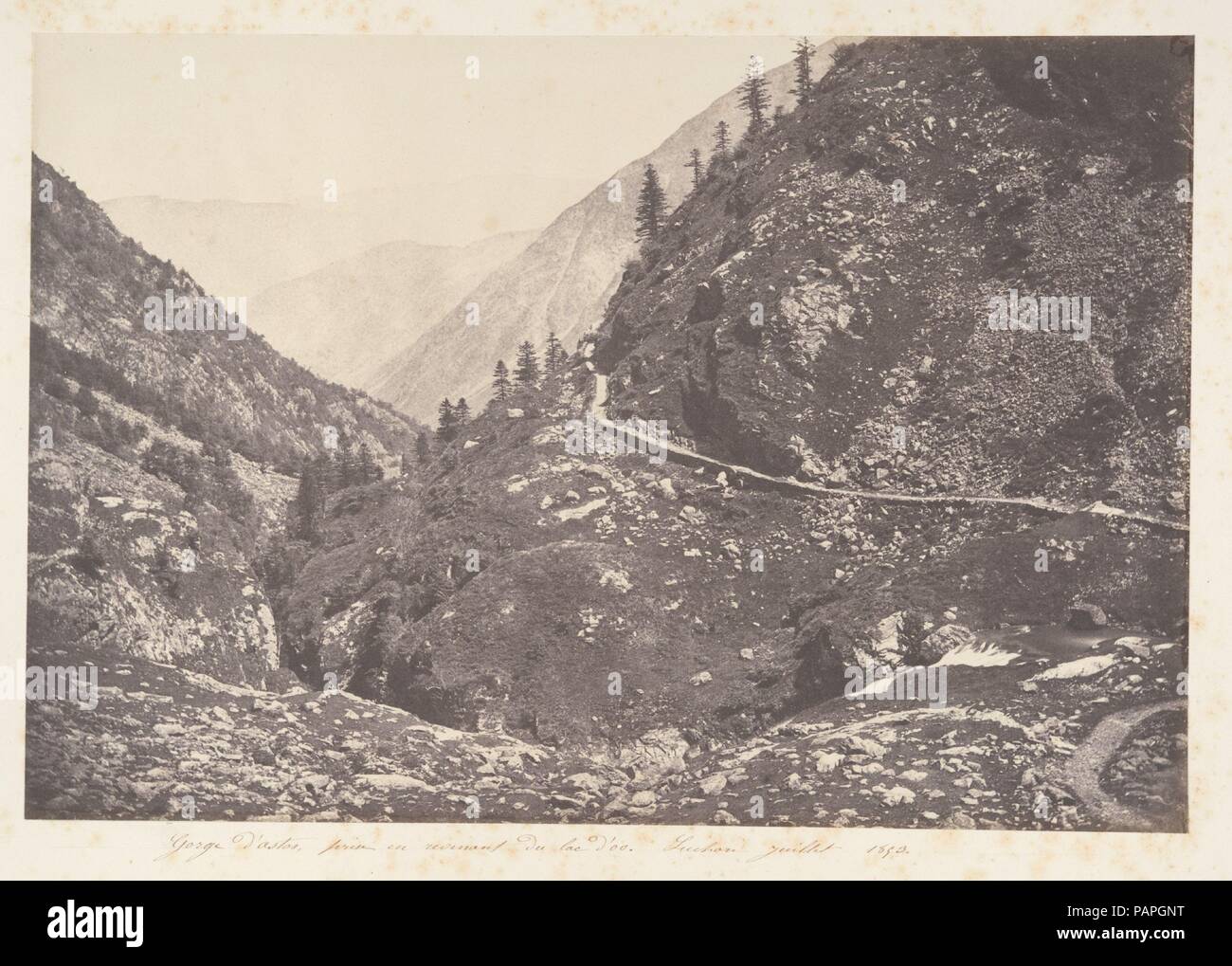 Gorge d'Astos, prise en revenant du lac d'Oo, Luchon. Artiste : Joseph Vigier (Français, 1821-1862). Dimensions : Image : 9 3/4 × 14 5/16 in. (24,7 × 36,3 cm) feuille : 12 in. × 18 9/16 in. (30,5 × 47,2 cm). Date : 1853. Musée : Metropolitan Museum of Art, New York, USA. Banque D'Images