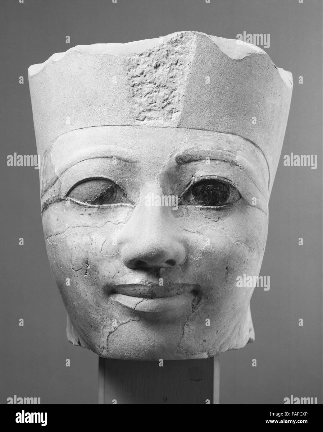 Tête d'une statue d'Hatshepsout Osiride initialement dans le sanctuaire du Temple SE Corner. Dimensions : 22 cm (8 11/16 po), 25,8 kg (56,8 lb). Dynastie DYNASTIE : 18. Règne : règne d'Hatchepsout et de Thoutmosis III. Date : ca. 1479-1458 av. J.-C.. Cette tête est l'un des trois dans la collection du Musée qui appartiennent à quatre chiffres Osiride d'Hatchepsout qui décoraient le sanctuaire d'Amon dans son temple funéraire de Deir el Bahri. La tête porte la couronne blanche de Haute Égypte et a été à l'origine à l'extrémité sud du sanctuaire. Une autre tête (31.3.153) porte la Double Couronne et venait du nord de l'extrémité. Banque D'Images