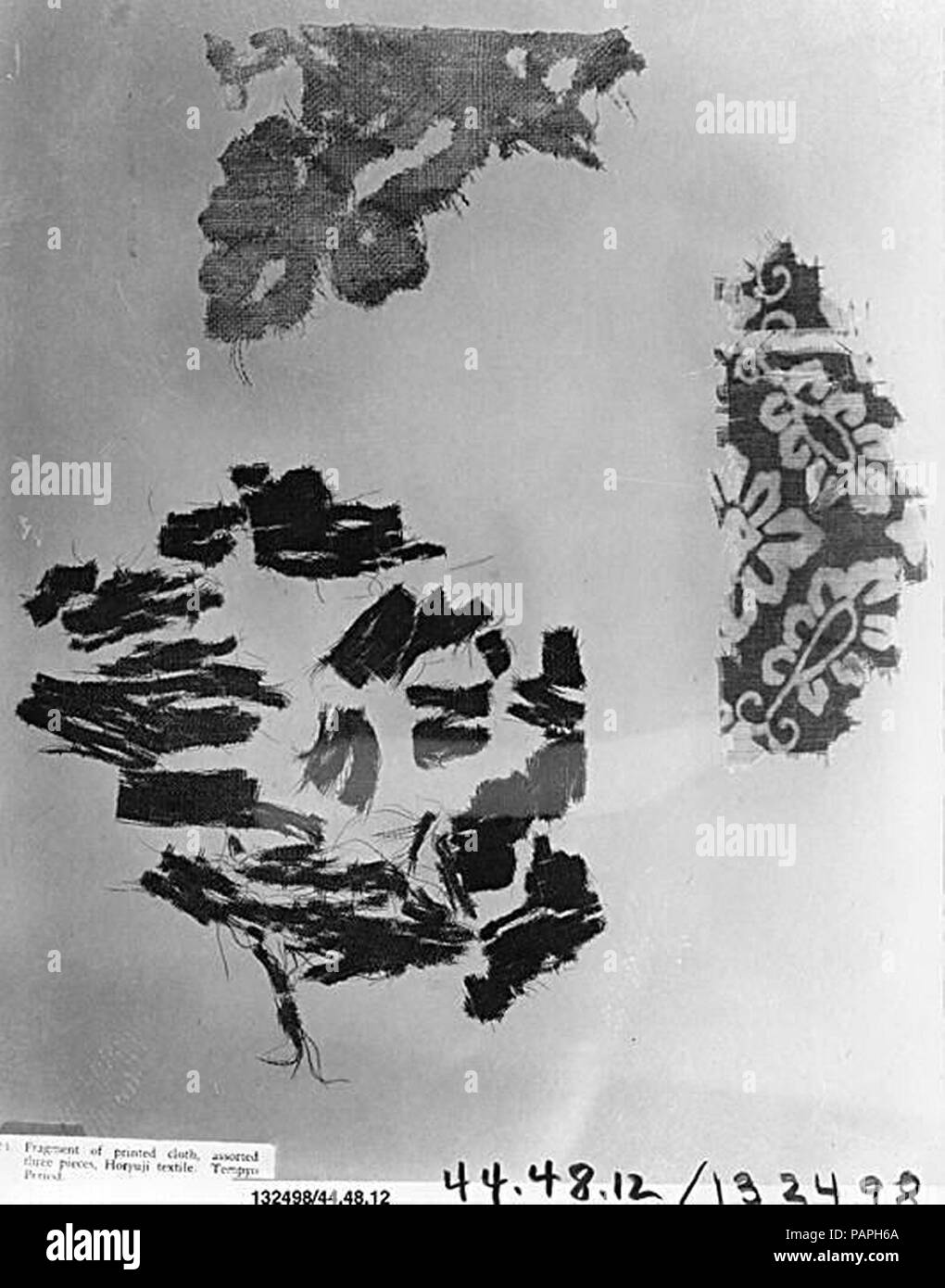 Des fragments de textiles. Culture : le Japon. Dimensions : 12 x 10 in. (30,48 x 25,40 cm). Date : 8ème siècle. Musée : Metropolitan Museum of Art, New York, USA. Banque D'Images