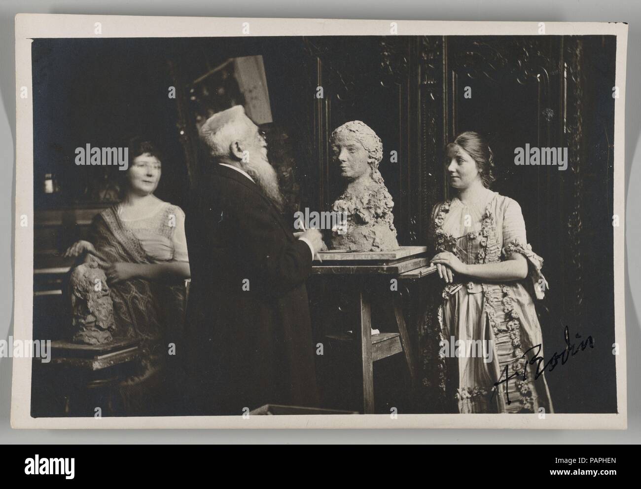 [Madame Bardey, Rodin et Henriette, 31 Rue Campagne-Premiere, Paris]. Artiste : Eugène Druet (français, Paris Paris historique (1867-1916)). Image : 4 Dimensions : 6 5/8 x 7/8 in. (11,8 × 17,4 cm). Date : 1915-1916. Un artiste de Lyon, Jeanne Bardey est devenu un élève de Rodin's peu après ils se sont rencontrés en 1909. Elle a joué un rôle déterminant dans l'organisation d'une exposition de deux cents dessins et estampes de Rodin à Lyon en 1912. Quand elle s'installe à Paris après le décès de son mari en 1915, Rodin est devenu un visiteur fréquent à son studio. Cette photo montre Jeanne remplissant un buste de Rodin, alors qu'il ne Banque D'Images