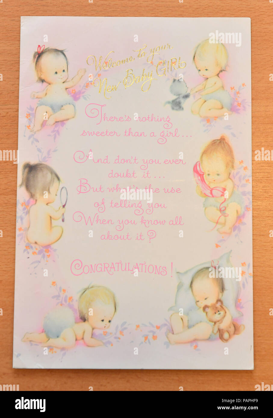 Une Carte De Felicitations Pour Bebe Qui Fait Partie De L Archive Lesley Brown Une Collection D Articles Relatifs A La Naissance Du Premier Bebe Ne A L Aide De Fiv Louise Brown Qui Celebre Une Carte De Felicitations Pour Bebe Qui Fait Partie De L Archive Lesley Brown Une Collection D Articles Relatifs A La Naissance Du Premier Bebe Ne A L Aide De Fiv Louise Brown Qui Celebre