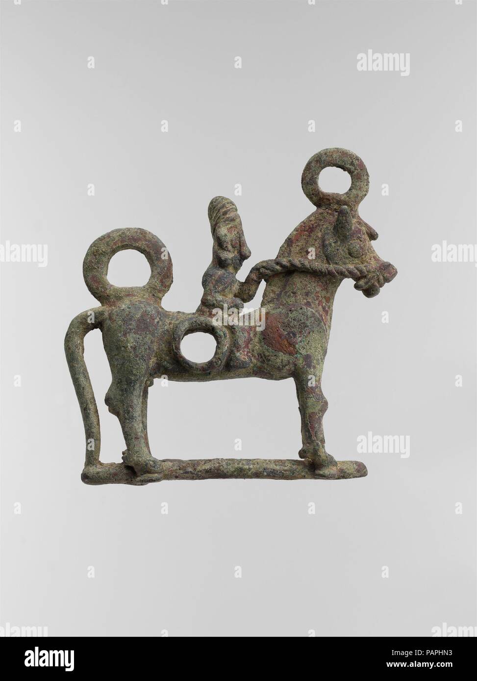 L'peu cheekpiece en forme d'un cheval et le cavalier. Culture : l'Iran. Dimensions : 4.62 x 4.62 in. (11,73 x 11,73 cm). Date : 1er millénaire avant J.-C.. Musée : Metropolitan Museum of Art, New York, USA. Banque D'Images