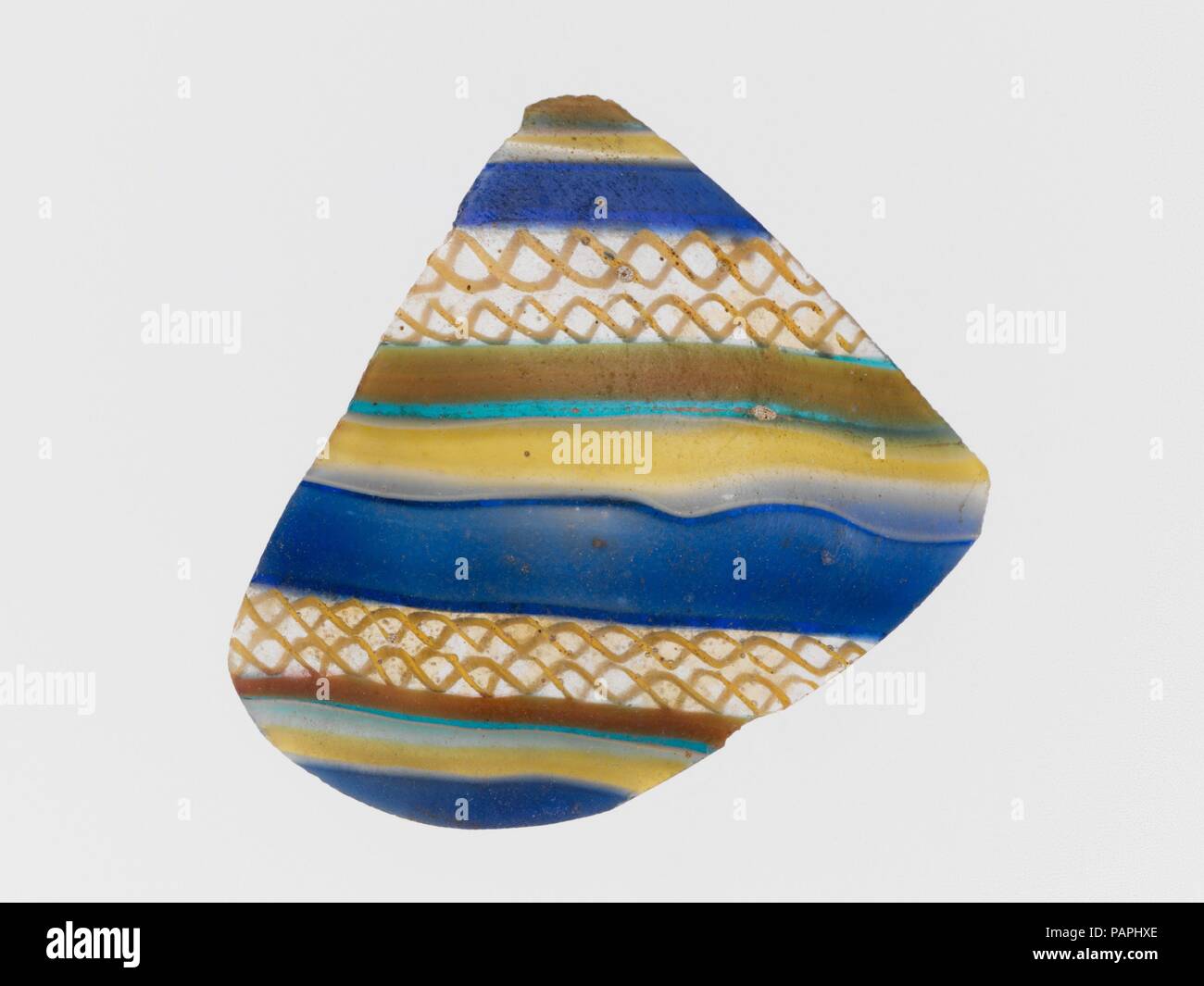 Fragment de mosaïque à rayures de verre. Culture : Roman. Dimensions : hors tout : 1 1/2 x 1 3/4 in. (3,8 x 4,4 cm). Date : fin du 1er siècle avant J.-C.-début 1er siècle de notre ère. Musée : Metropolitan Museum of Art, New York, USA. Banque D'Images