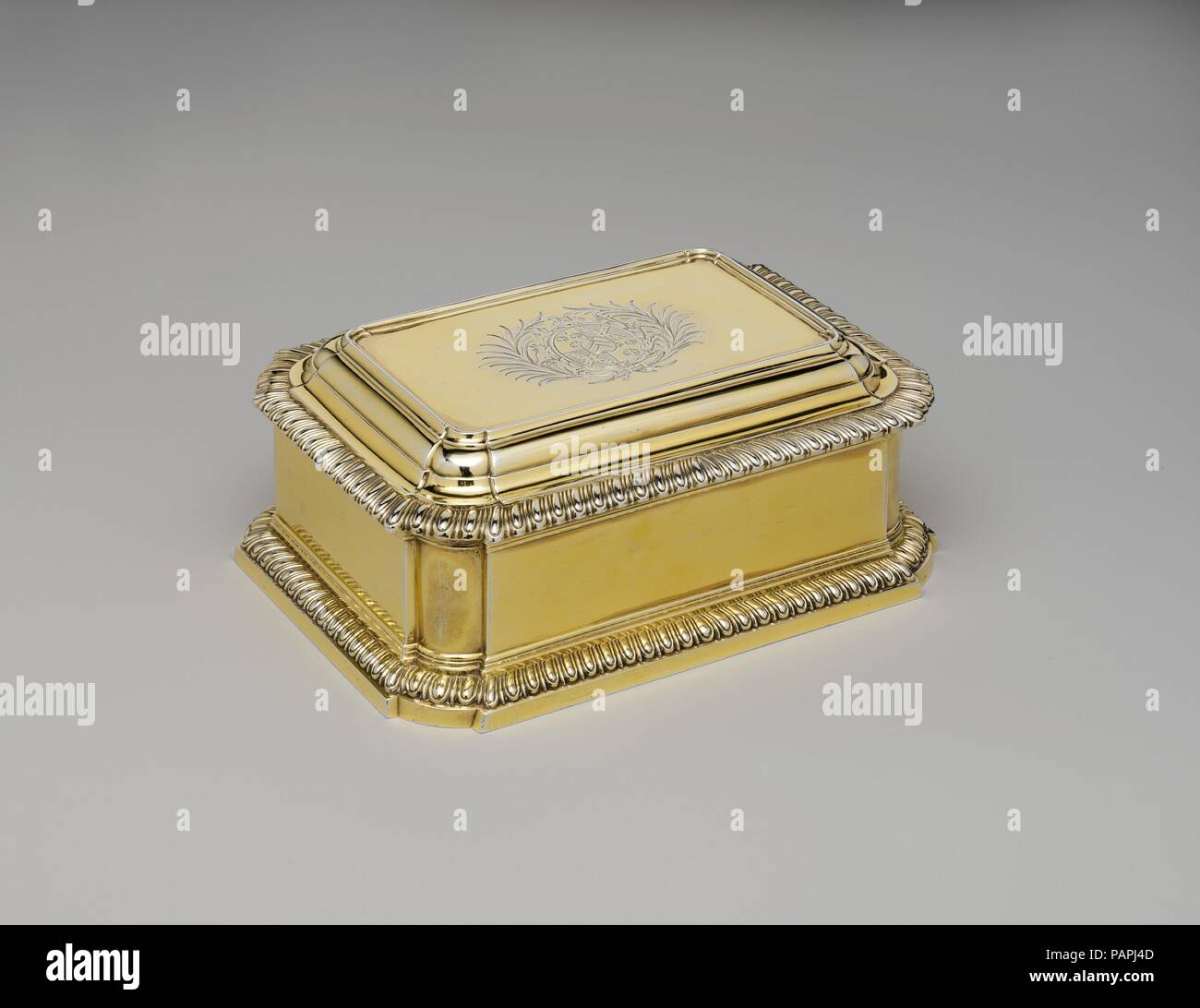 Fort (l'un d'une paire) (partie d'un ensemble). Culture : britanniques, Londres. Dimensions : hors tout (confirmé) : 3 x 7 1/2 x 6 5/8 in. (7,6 x 19,1 x 16,8 cm). Bouilloire : John Parker (britannique, active 1759-77) ; Edward Wakelin (britannique, actif avant 1748, mort 1784). Date : 1766/67. Ces boîtes ont été le cadre d'un service vendu par les toilettes principaux détaillants London Parker et Wakelin à John Heathcote, qui, quelques années plus tôt, avait épousé l'héritière Lydia Moyer. Parker et Wakelin's tient compte de la vente que le service inclus huit de ces boîtes, une paire de chandeliers, deux pots 'essence', un verre à la recherche, un "juif Banque D'Images
