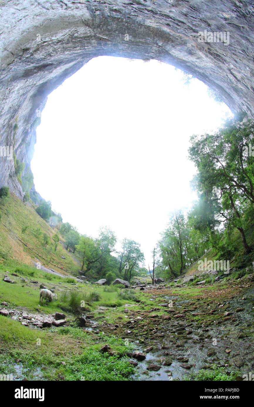 L'oeil de Malham Cove qui apparaît lorsque se leva avec le dos à la falaise et à l'aide d'une directement objectif fisheye. Banque D'Images