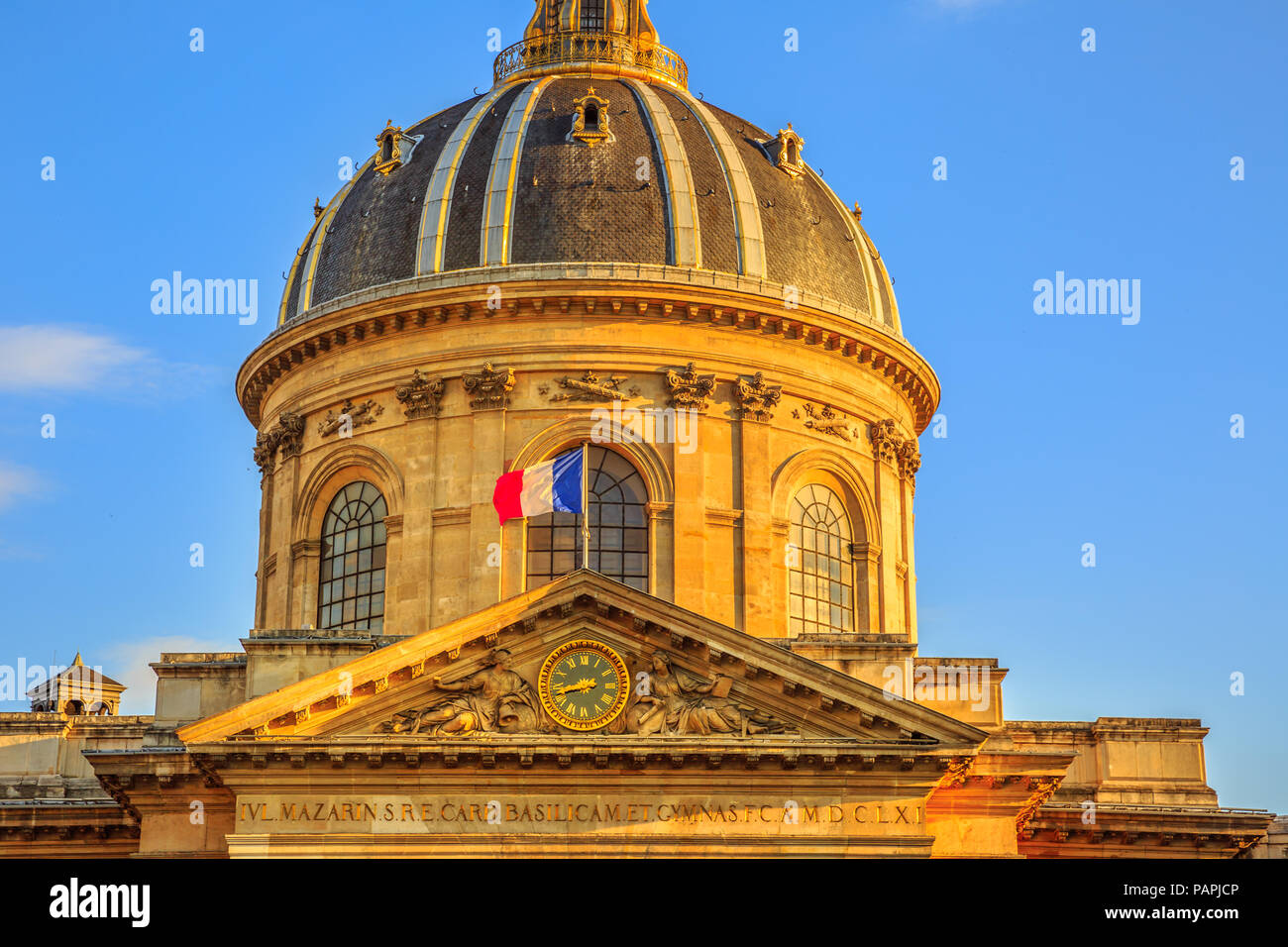 Détails de coupole centrale avec drapeau français de l'Institut de France, une société savante française groupe des cinq académies en Paris, France, Europe. Journée ensoleillée dans le ciel bleu. Banque D'Images