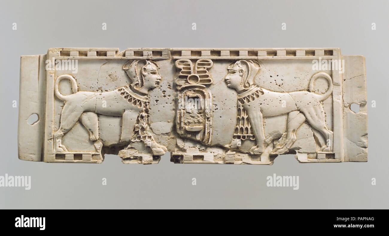 Meubles cloisonné avec plaque deux sphinx flanquant un cartouche. Culture : l'assyrien. Dimensions : 2.05 x 6.18 x 0.28 in. (5,21 x 15,7 x 0,71 cm). Date : ca. 9ème-8ème siècle avant J.-C.. Cette plaque rectangulaire représente deux sphinx flanquant une cartouche centrale couronnée d'un disque solaire et plumes d'autruche. Il a été trouvé dans un grand cellier à Fort Shalmaneser, un bâtiment royal à Nimrud c'était probablement utilisé pour stocker et rendre hommage booty recueillies par les Assyriens en campagne militaire. La projection de deux tenons les petits côtés suggèrent que ce morceau était équipé d'origine dans une trame, probablement en p Banque D'Images
