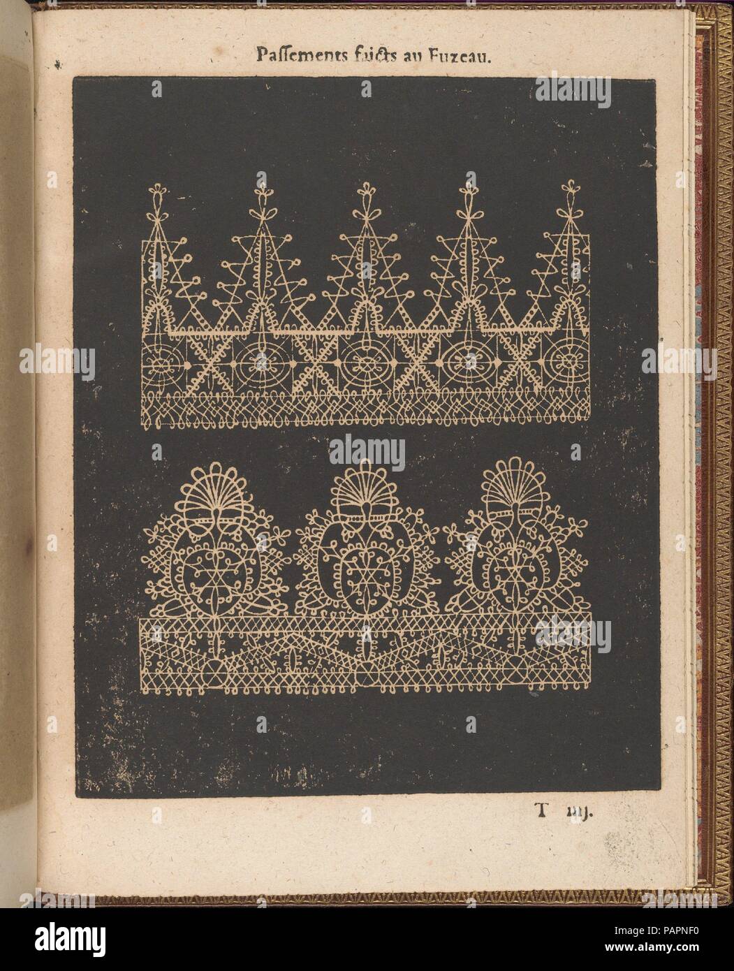 La pratique de l'aiguille, page 75 (recto). Auteur : Matthias Mignerak. Dédicataire : dédiée à Marie de Médicis (Florence 1575-1642 Colgne). Dimensions : hors tout : 9 1/4 x 7 1/16 in. (23,5 x 18 cm). Graveur : Titre par Pierre Firens (Français, né en 1641 à Paris). Editeur : Publié par Jean Le Clerc , Paris. Date : 1605. Écrit par Matthias, Mignerak page de titre gravé par Pierre Firens, Français, né en 1641 à Paris, dédiée à Marie de Médicis, Florence 1575-1642 Cologne, publié par Jean Le Clerc, Paris. De haut en bas, et de gauche à droite : Design composé de 2 frises de motifs de dentelle qui sont pr Banque D'Images