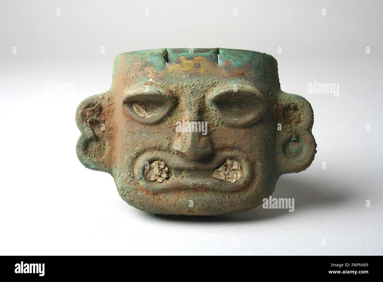 Masque de visage ornement. Culture : Loma Negra (Moche). Dimensions : 2 3/4 x H. W. 3 15/16 in. (7 x 10 cm). Date : 390-450. Musée : Metropolitan Museum of Art, New York, USA. Banque D'Images