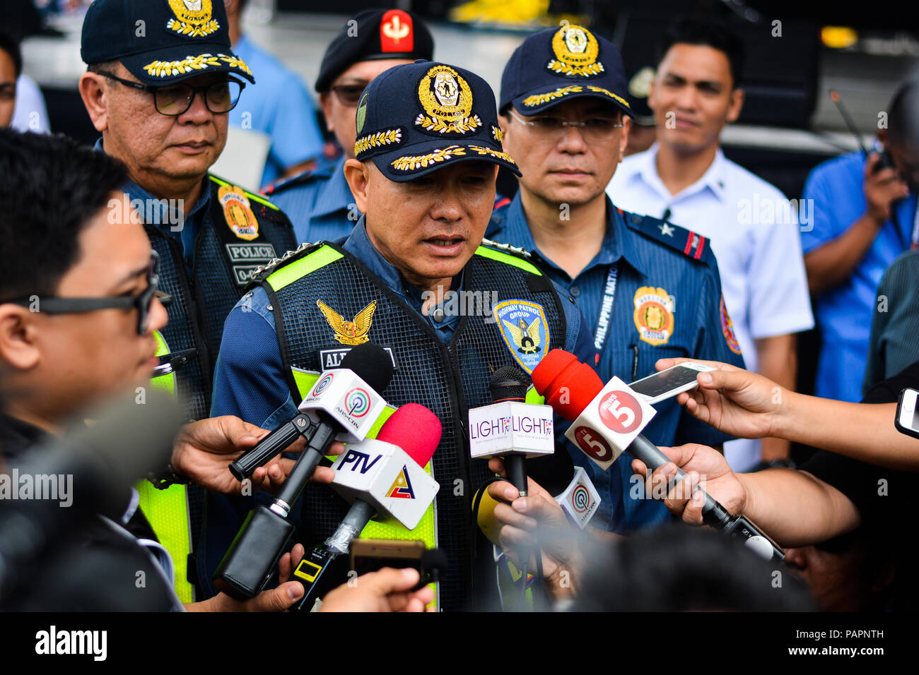 La Police nationale philippine chef Oscar répond aux requêtes d'Alabayalde les médias après l'inspection de la salle et la police personnels stationnés sur le lieu de la manifestation anti-SONA le long de Commonwealth Avenue. Des milliers de fonctionnaires de police étaient stationnés à la région pour assurer la sécurité des manifestants et de maintenir l'ordre pendant le programme. Des milliers de manifestants se sont réunis à l'Avenue du Commonwealth à Quezon City Philippines d'exprimer leur clameur à la présidente des Philippines, Rodrigo Duterte qui est défini pour délivrer son discours sur l'état de la nation au Congrès philippin, le lundi après-midi. Banque D'Images