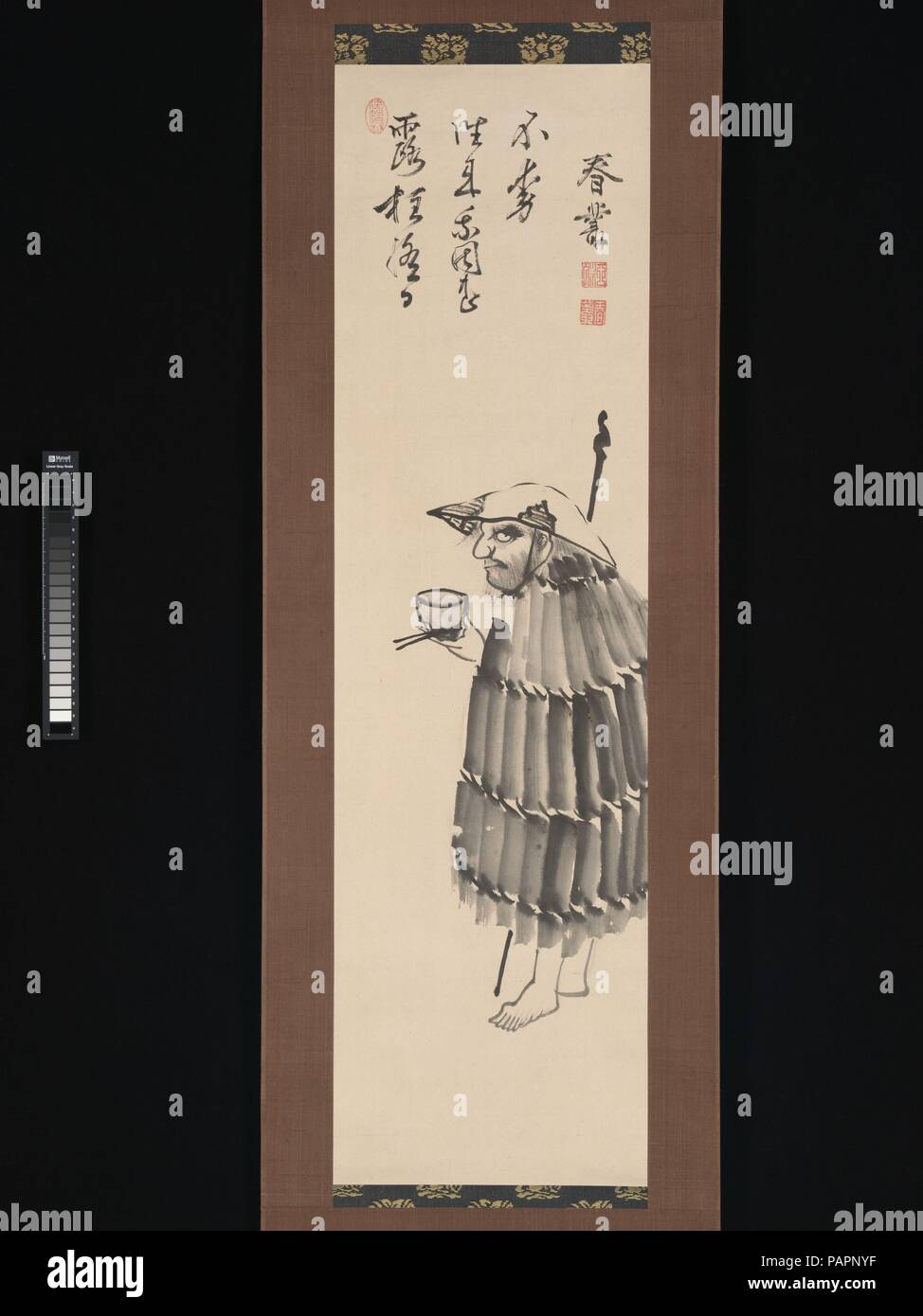 Le Moine Daito Kokushi comme un mendiant. Artiste : Shunso Joshu (japonais, 1750-1839). Culture : le Japon. Dimensions : Image : 39 x 11 in. (99,1 x 27,9 cm). Date : début du 19ème siècle. Monk Shunso, élève de Reigen et Suio, suivie dans la tradition de ces et d'autres dans la lignée de Hakuin Ekaku dynamiquement dans la création d'images de brossé Zen célèbre chiffres. Ici, il a représenté le début de l'emiment-médiévale monk Daito Kokushi (Shuho Myocho, 1283-1337) sous l'apparence d'un mendiant dans un manteau de paille et carex lambeaux hat. Le moine a vécu en solitaire pendant de nombreuses années à Kyoto, se réfugiant sous pont Gojo. Da Banque D'Images