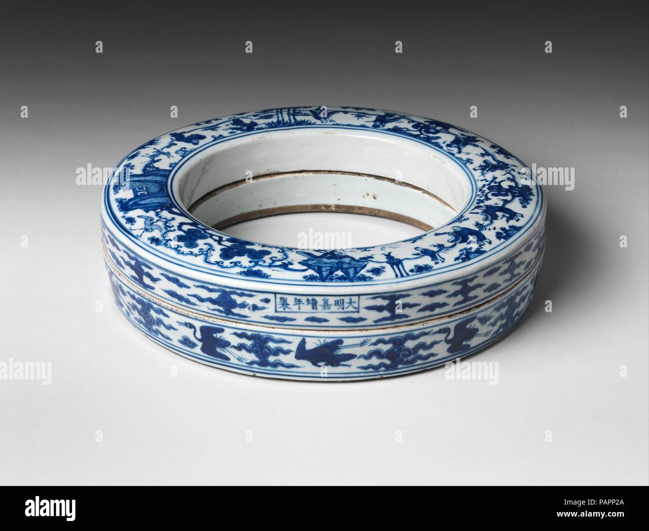 Fort avec les Immortels Taoïstes. Culture : la Chine. Dimensions : H. 4. (10,2 cm) ; diam.15 1/2 po. (39,4 cm). Date : milieu du 16e siècle. Les petits chiffres et leurs accompagnateurs montré à marcher en procession sur le couvercle représentent les huit immortels taoïstes, un quasi-groupe historique qui est devenu populaire dans le douzième siècle, cette tradition religieuse élargi. Sur cette boîte, qui peuvent avoir été utilisés pour maintenir des perles, ils sont affichés près de Shuolao Daiost, une divinité populaire souvent associée à l'immortalité. Musée : Metropolitan Museum of Art, New York, USA. Banque D'Images