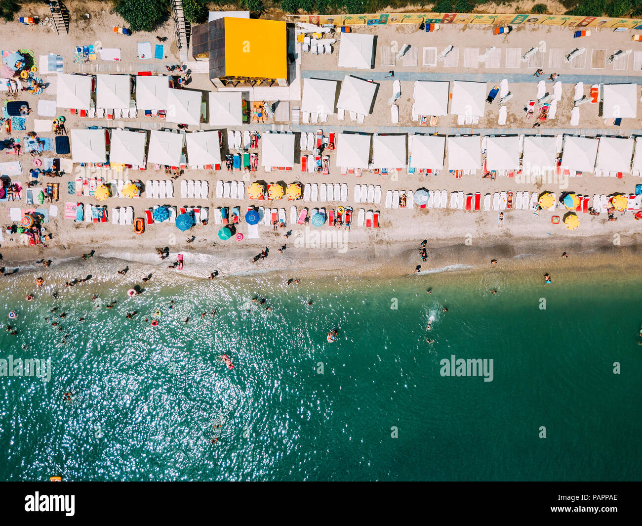 COSTINESTI, Roumanie - 15 juillet 2018 : Vue aérienne du drone volant de personnes foule se détendre sur la plage de Costinesti Roumanie Banque D'Images