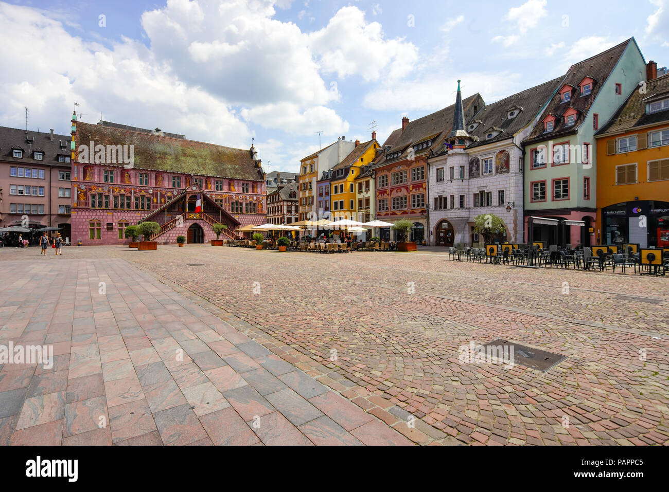 Vue sur l'ancienne mairie et la place de la Réunion à Mulhouse, Alsace, France. Banque D'Images