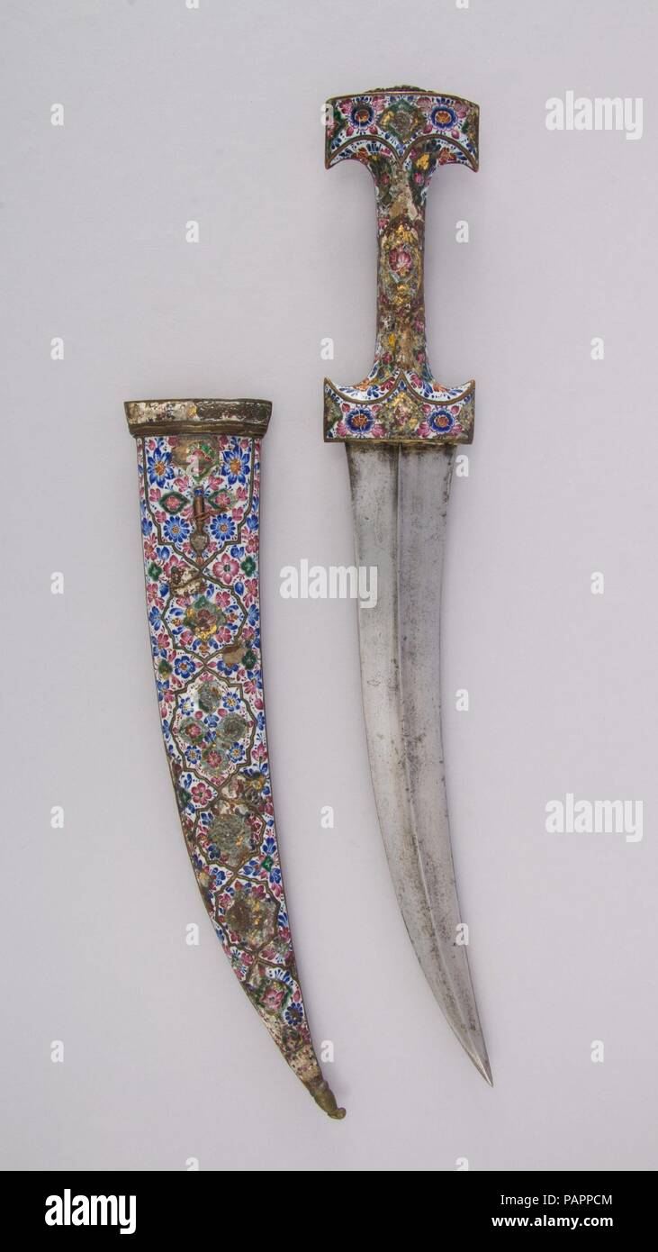 Dague (Jambiya) avec gaine. Culture : persan, Qajar. Dimensions : H. avec fourreau 19 5/16 in. (49,1 cm) ; H. sans manteau 17 13/16 in. (45 cm) ; H. de blade 11 1/2 in. (29,2 cm) ; W. 2 11/16 in. (6,8 cm) ; WT. 1 lb. 3 oz. (538,6 g) ; Wt. de la gaine 11,6 oz. (328,9 g). Date : début du 19ème siècle. Musée : Metropolitan Museum of Art, New York, USA. Banque D'Images