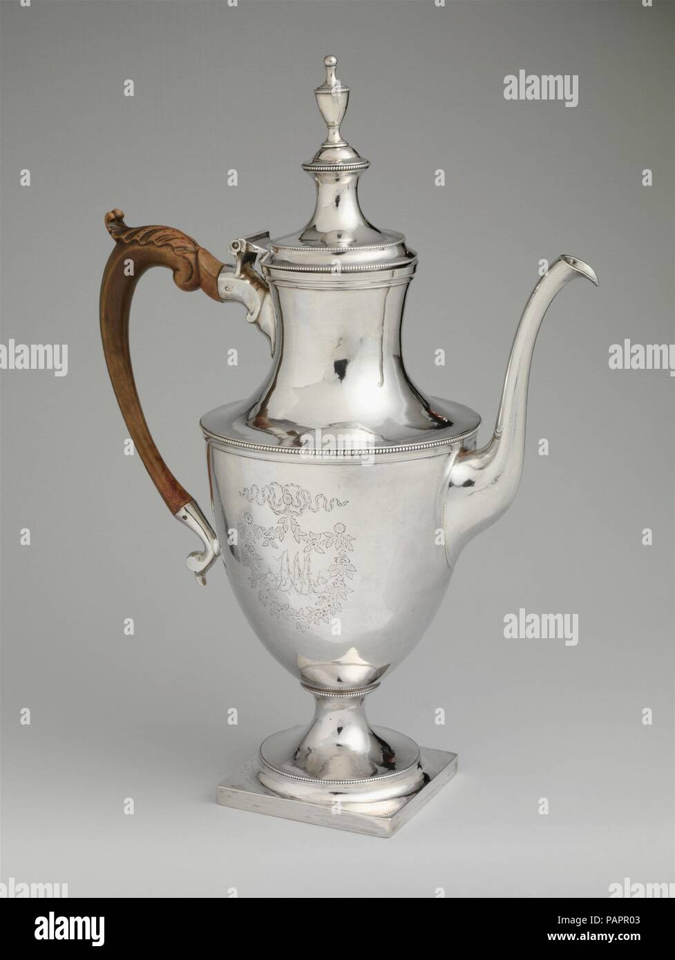 Cafetière. Culture : L'Américain. Dimensions : hors tout : 15 3/4 x 10 7/8 in. (40 x 27,6 cm) ; 47 oz. 10 tpl. (1476.7 g) Foot : 4 1/8 x 4 1/8 in. (10.5 x 10.5 cm). Bouilloire : Joseph Richardson Jr (1752-1831). Date : ca. 1795. Musée : Metropolitan Museum of Art, New York, USA. Banque D'Images