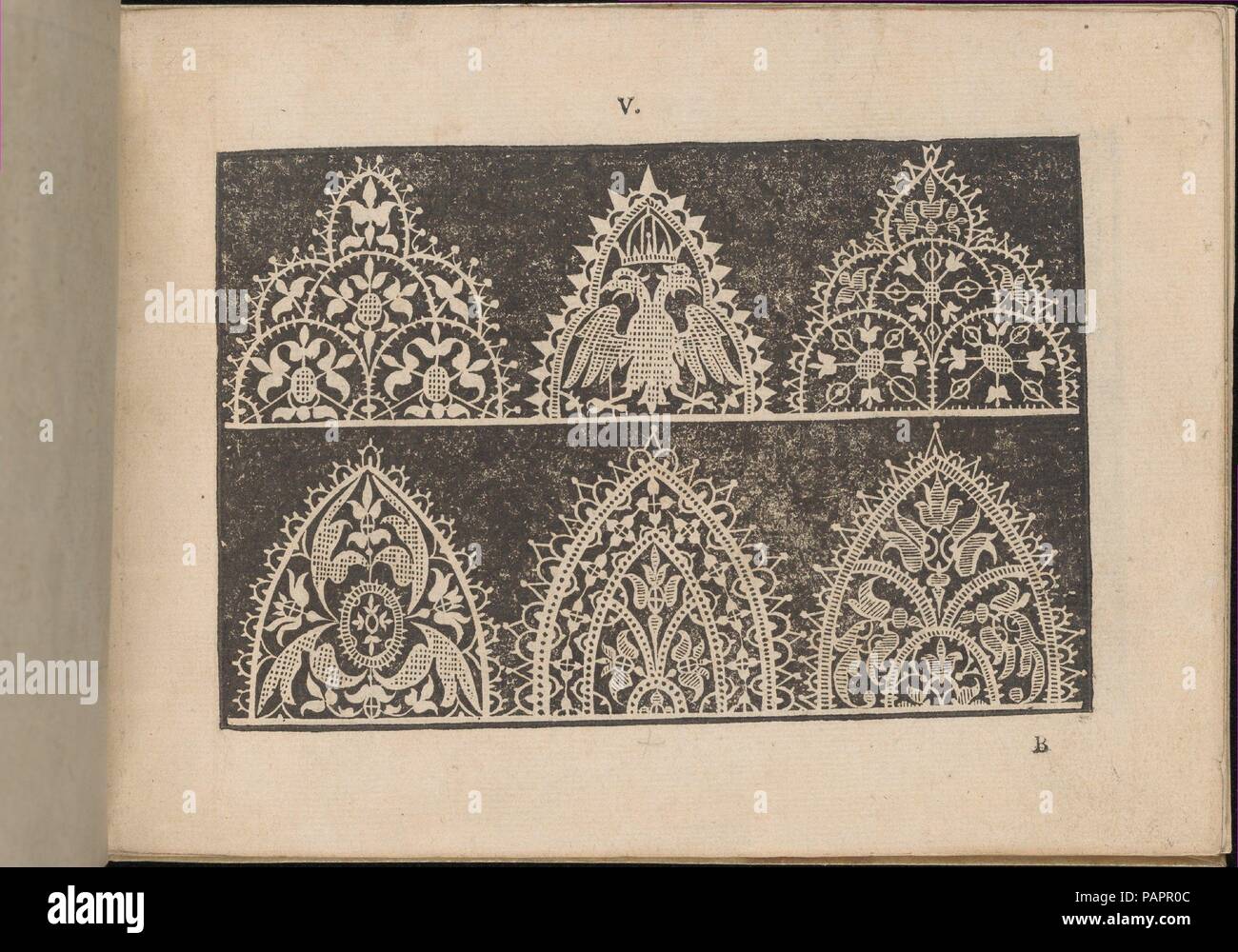 Prima Parte de' Fiori, e disegni di varie sorti di Ricami Moderni, page 5 (recto). Auteur : Giovanni Battista Ciotti (Italien, né Sienne, ca. 1560). Dimensions : hors tout : 5 x 5/16 7 5/16 in. (13,5 x 18,5 cm). Publié dans : Venise. Editeur : Francesco de' Franceschi (Italien, actif 16e siècle). Date : 1591. Écrit par Giovanni Battista Ciotti, publié par Francesco de' Franceschi, Italien, actif 16ème siècle. De haut en bas, et de gauche à droite : Design composé de 2 registres horizontaux. Registre supérieur est décoré de motifs triangulaires 3 : gauche et droite sont ornés d'un autre Banque D'Images