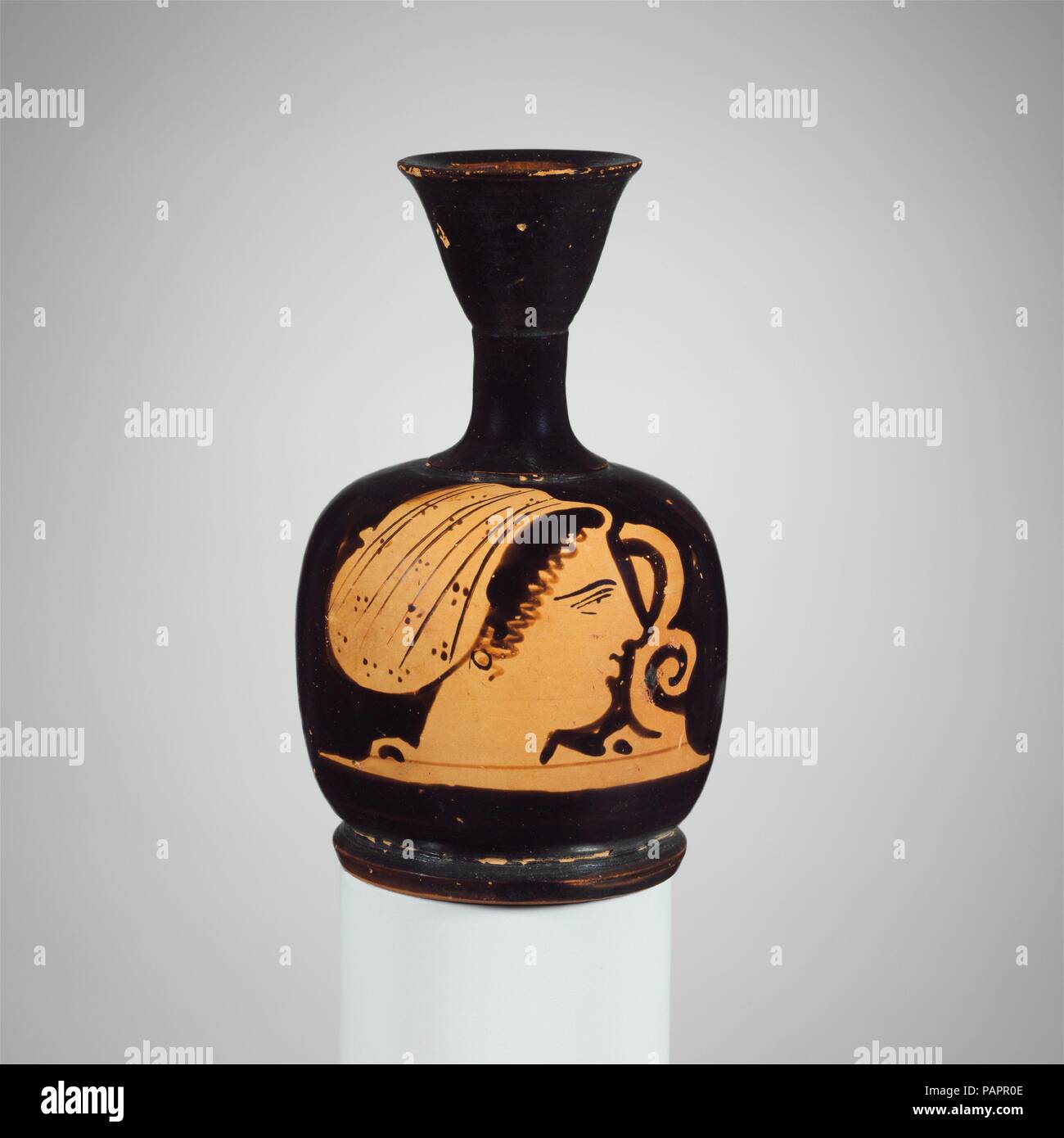 L'accroupissement lekythos en terre cuite (fiole d'huile). Culture : le grec, le grenier. Dimensions : H. 3 3/4 in. (9,6 cm). Date : fin 5ème-début 4ème siècle avant J.-C.. Tête de femme la femme porte une sakkos, une sorte de snood souvent portés dans les représentations de la fin du sixième siècle. Musée : Metropolitan Museum of Art, New York, USA. Banque D'Images