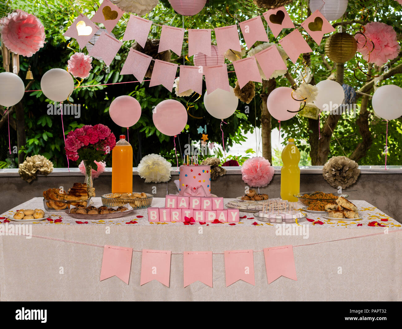 Gateau D Anniversaire Et Joyeux Anniversaire D Ornements De Type Turc Table Anniversaire Photo Stock Alamy Gateau D Anniversaire Et Joyeux Anniversaire D Ornements De Type Turc Table Anniversaire Photo Stock Alamy