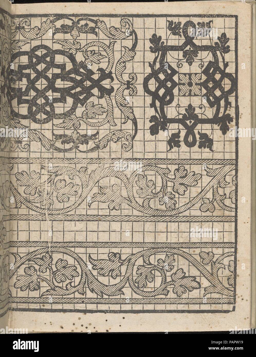 Lucidario di Recami, page 5 (recto). Designer : Iseppo Foresto (Italien, Venise, 1557 active). Dimensions : hors tout : 7 7/8 x 5 7/8 in. (20 x 15 cm). Publié dans : Venise. Editeur : Jeronimo Calepino , 1564. Date : 1564. Conçu par Iseppo Foresto, publié par Jeronimo Calepino, 1564. De haut en bas, et de gauche à droite : seconde moitié d'une double conception de pages composé de 3 sections, continuant à partir de la page précédente. Première section occupe la majorité de la moitié supérieure et est décoré d'un motif entrelacé entouré de feuillage. Deuxième section occupe le coin droit de la moitié supérieure ; il Banque D'Images