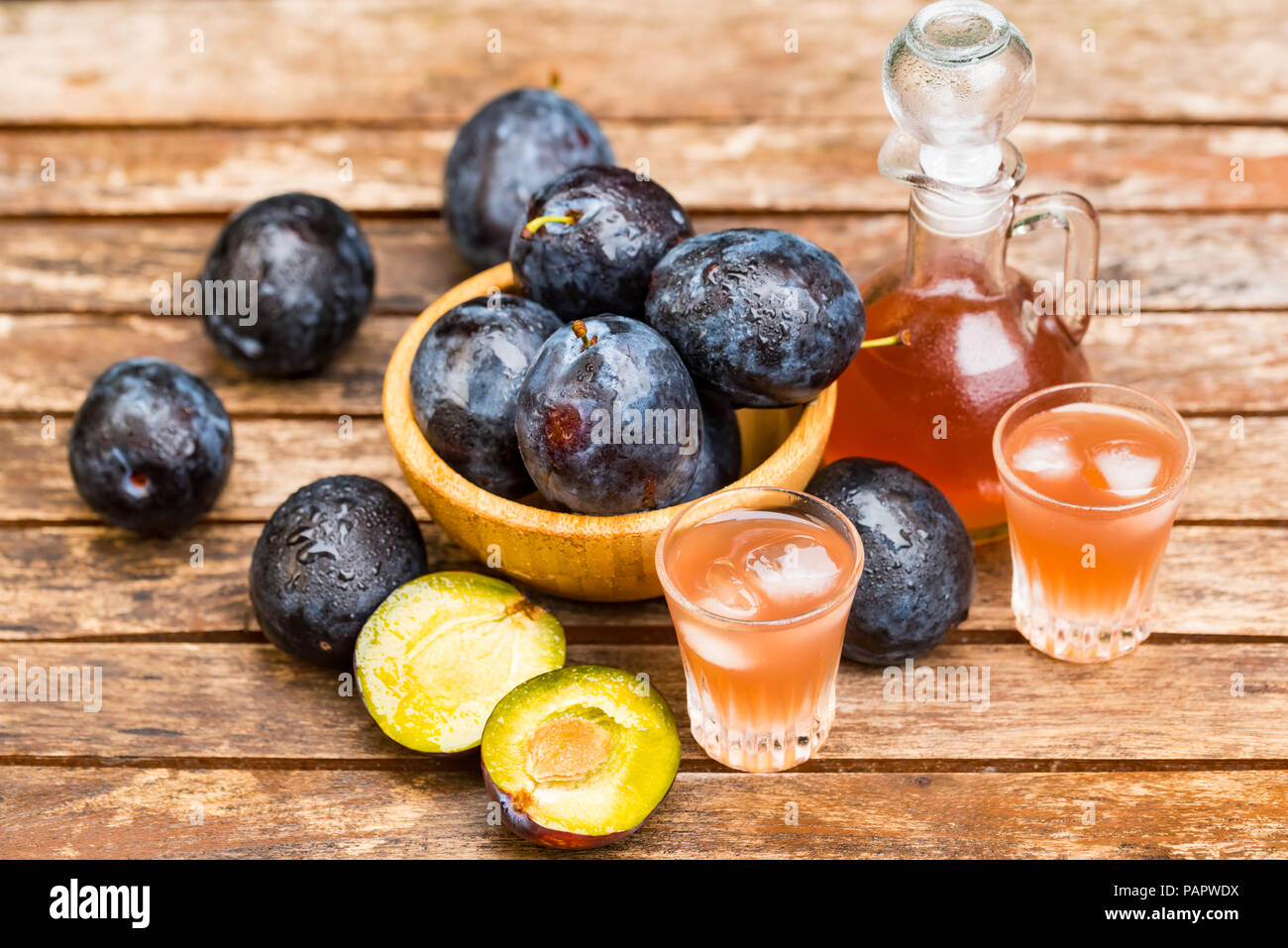 Eau-de-vie de prune ou slivovitz avec prunes frais mûrs Banque D'Images