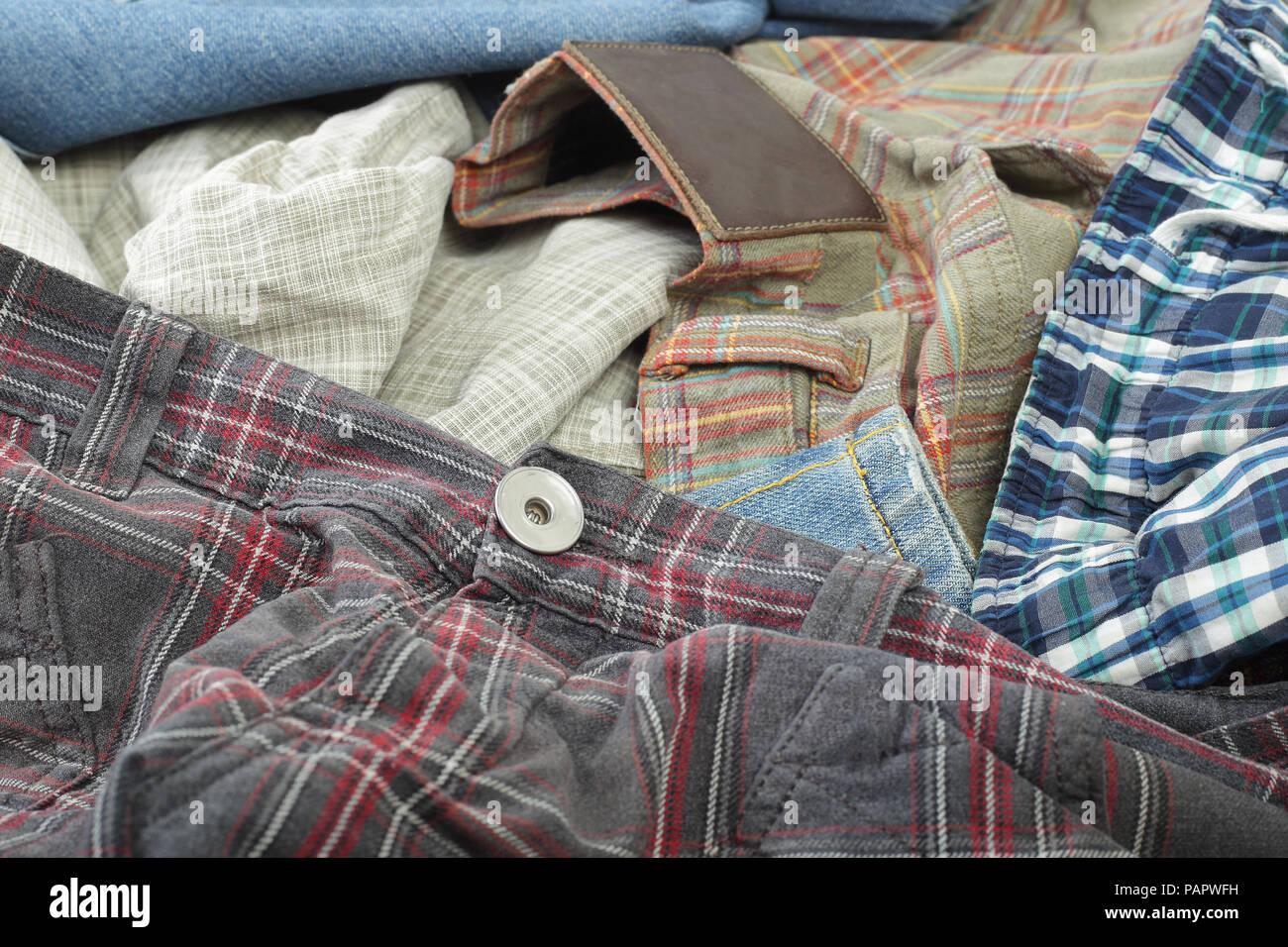 Vêtements, chaussures et accessoires - Top view sale tas fond jeans colorés Banque D'Images