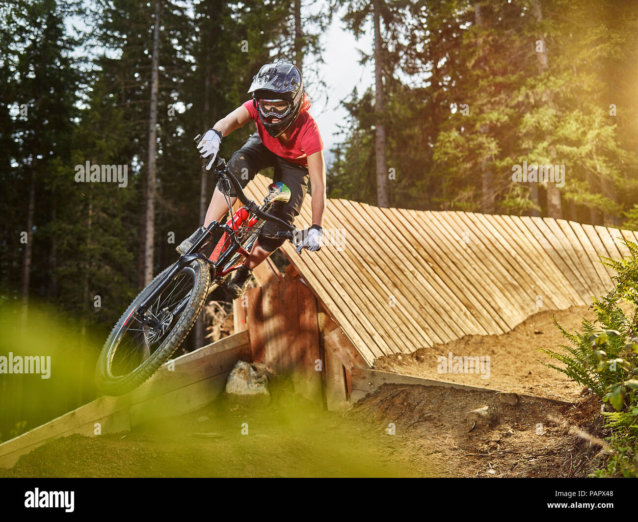 Autriche, Tyrol, femme downhill mountain biker Banque D'Images