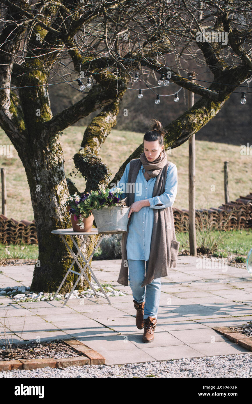 Femme transportant panier de fleurs fraîches Banque D'Images