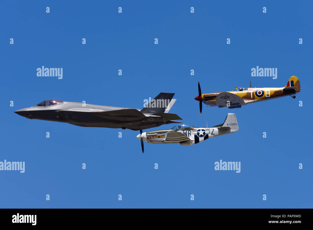 United States Air Force en vol du patrimoine de l'USAF Lockheed Martin F-35A Lightning II, Supermarine Spitfire, North American P-51 Mustang fighter planes Banque D'Images