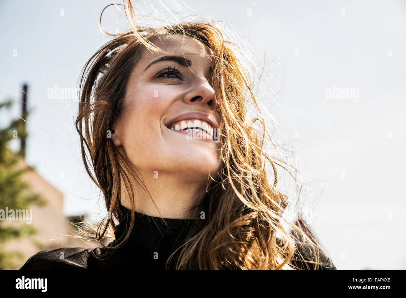 Portrait de femme heureuse avec des cheveux de soufflage Banque D'Images