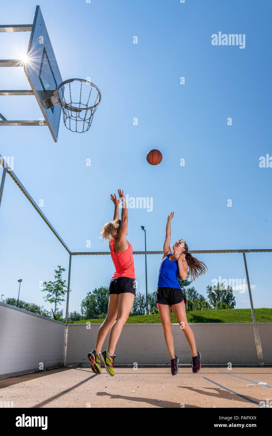 Les jeunes femmes jouant au basket-ball Banque D'Images