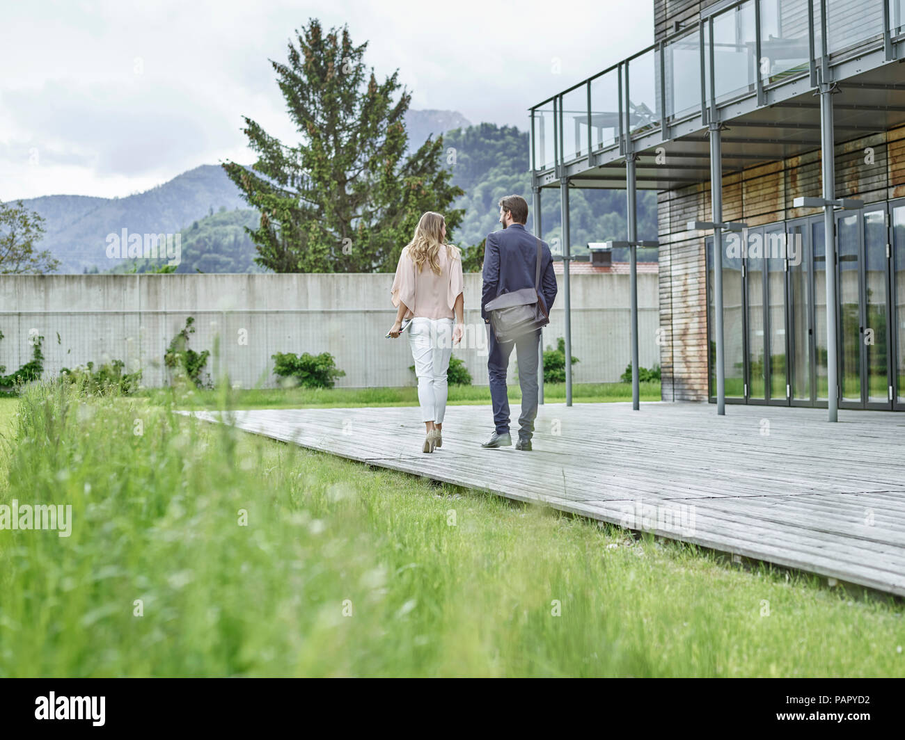 Business people walking outside office building Banque D'Images