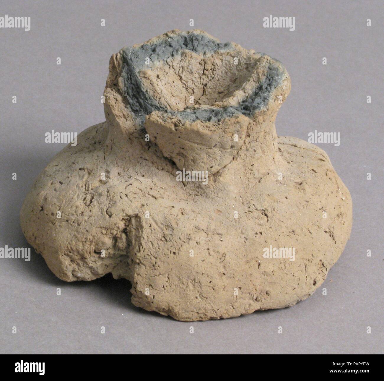 Fragment de poterie. Culture : le copte. Dimensions : hors tout : 2 9/16 x 4 1/4 in. (6,5 x 10,8 cm). Date : 4ème-7ème siècle. Musée : Metropolitan Museum of Art, New York, USA. Banque D'Images