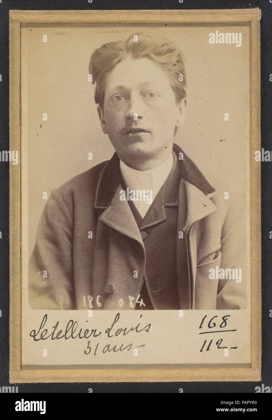 Letellier. Louis, Auguste. 29 ans, né à Rouen (Seine-Inférieure). Employé. Anarchiste. 23/4/92. Artiste : Alphonse Bertillon (Français, 1853-1914). Dimensions : 10,5 x 7 x 0,5 cm (4 1/8 x 2 3/4 x 3/16 in.) chacun. Date : 1892. Né dans une famille de scientifiques et des statisticiens, Bertillon a commencé sa carrière comme commis au bureau d'identification de la Préfecture de Police de Paris en 1879. Chargé de maintenir des dossiers de police fiable des délinquants, il a développé le premier système moderne de l'identification criminelle. Le système, qui est devenu connu sous le nom, de bertillonnage comportait trois volets : anthrop Banque D'Images