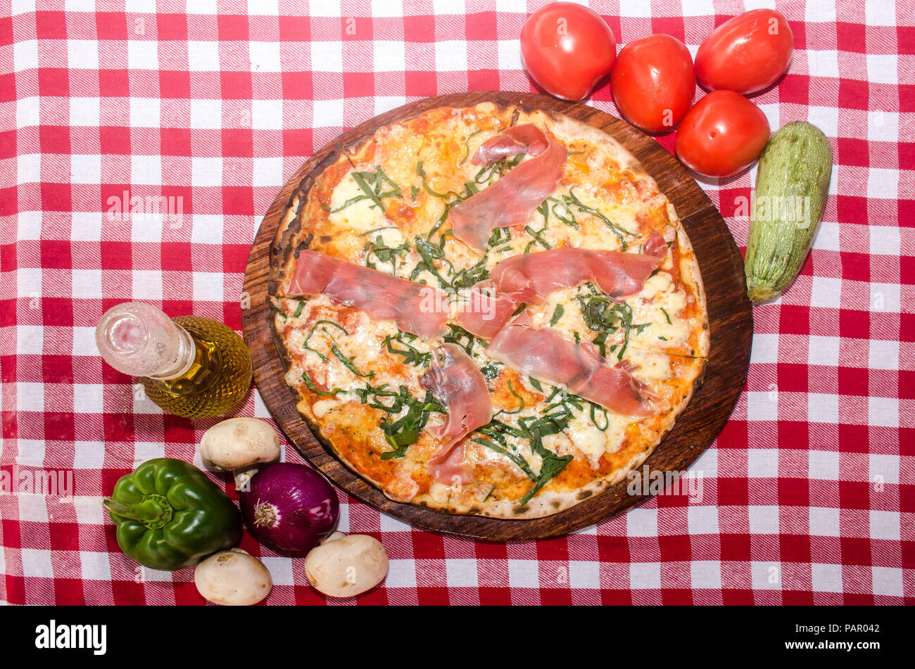 Pizza artisanale sur une plaque de bois Banque D'Images Pizza artisanale sur une plaque de bois Banque D'Images