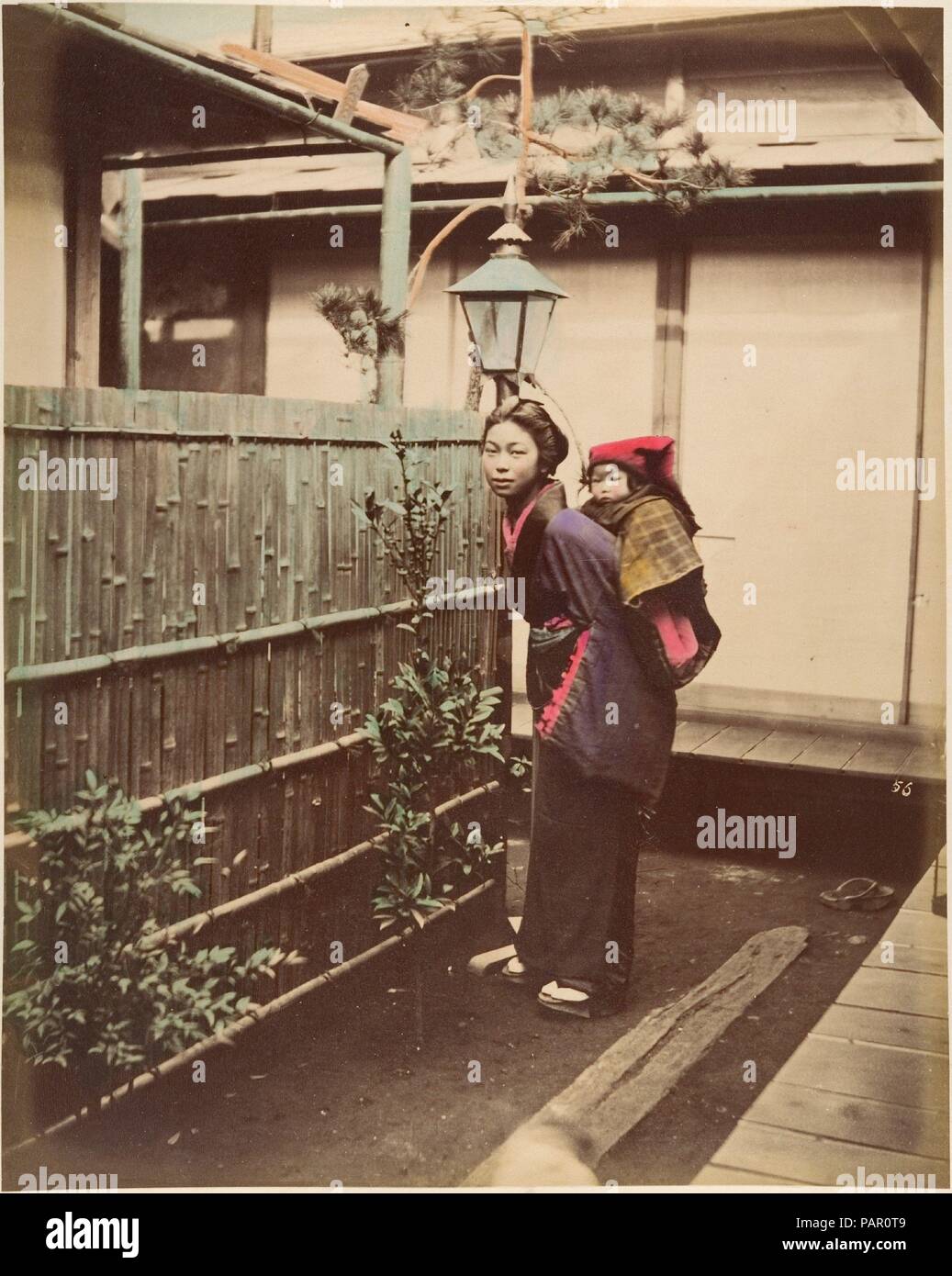 [Japanese Woman in traditional dress Posing avec un enfant sur le dos]. Artiste : Suzuki Shin'ichi (japonais, 1835-1919). Dimensions : 25 x 20,2 cm (9 13/16 x 7 15/16 in.). Date : 1870. Musée : Metropolitan Museum of Art, New York, USA. Banque D'Images