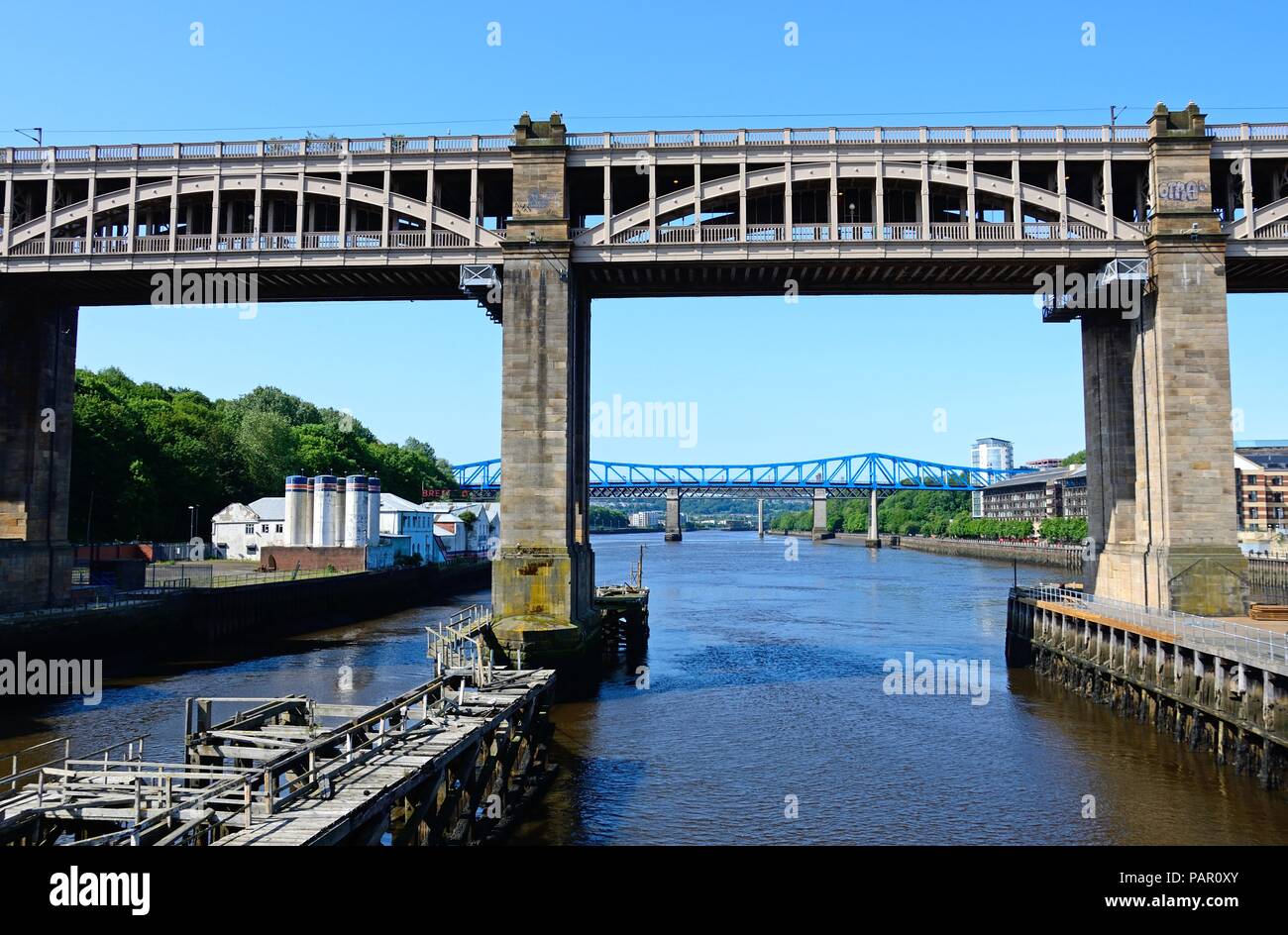 Vue sur le pont en contre-haut de l'autre côté de la rivière Tyne reliant Newcastle à Gateshead, Newcastle-upon-Tyne, Tyne et Wear, Angleterre, Royaume-Uni, Europe de l'Ouest. Banque D'Images