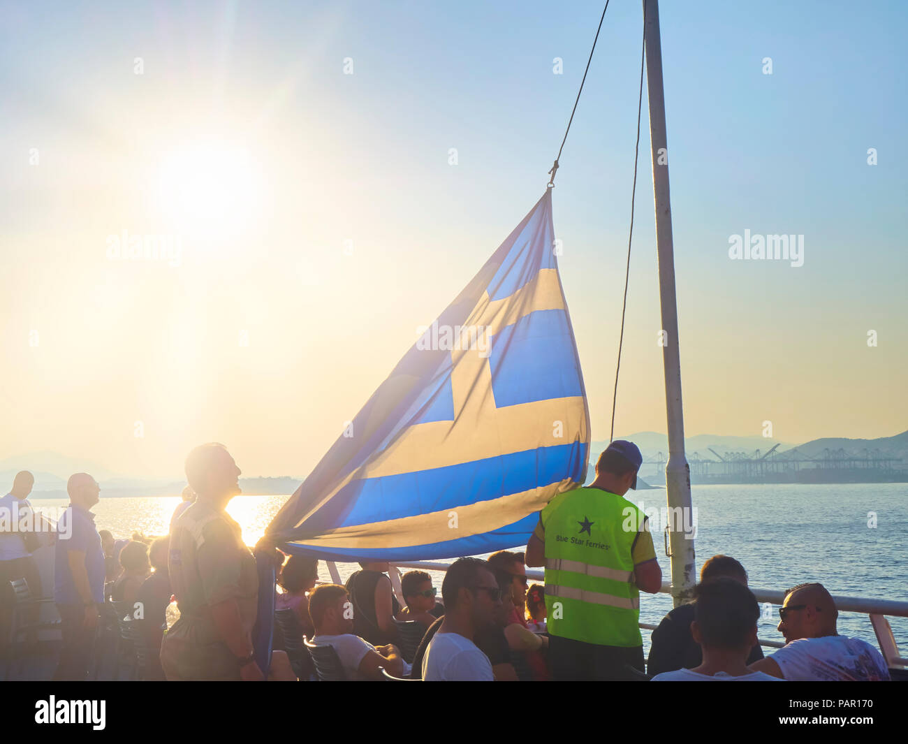Athènes, Grèce - 28 juin 2018. Une descente opérateurs drapeau officiel de la Grèce au coucher du soleil. Banque D'Images