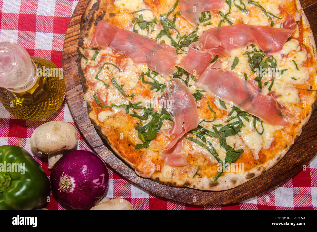 Pizza artisanale sur une plaque de bois Banque D'Images Pizza artisanale sur une plaque de bois Banque D'Images