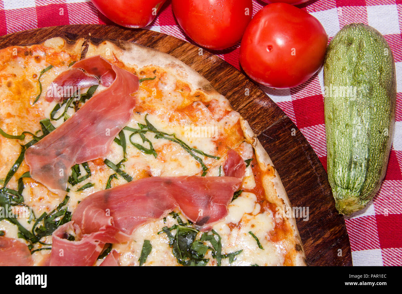 Pizza artisanale sur une plaque de bois Banque D'Images Pizza artisanale sur une plaque de bois Banque D'Images