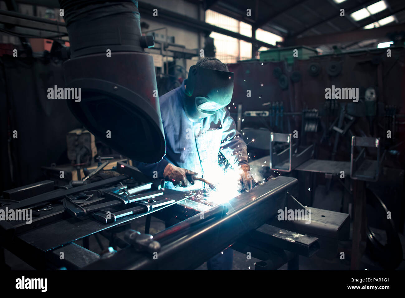 Soudure soudeur dans une usine de métal Banque D'Images