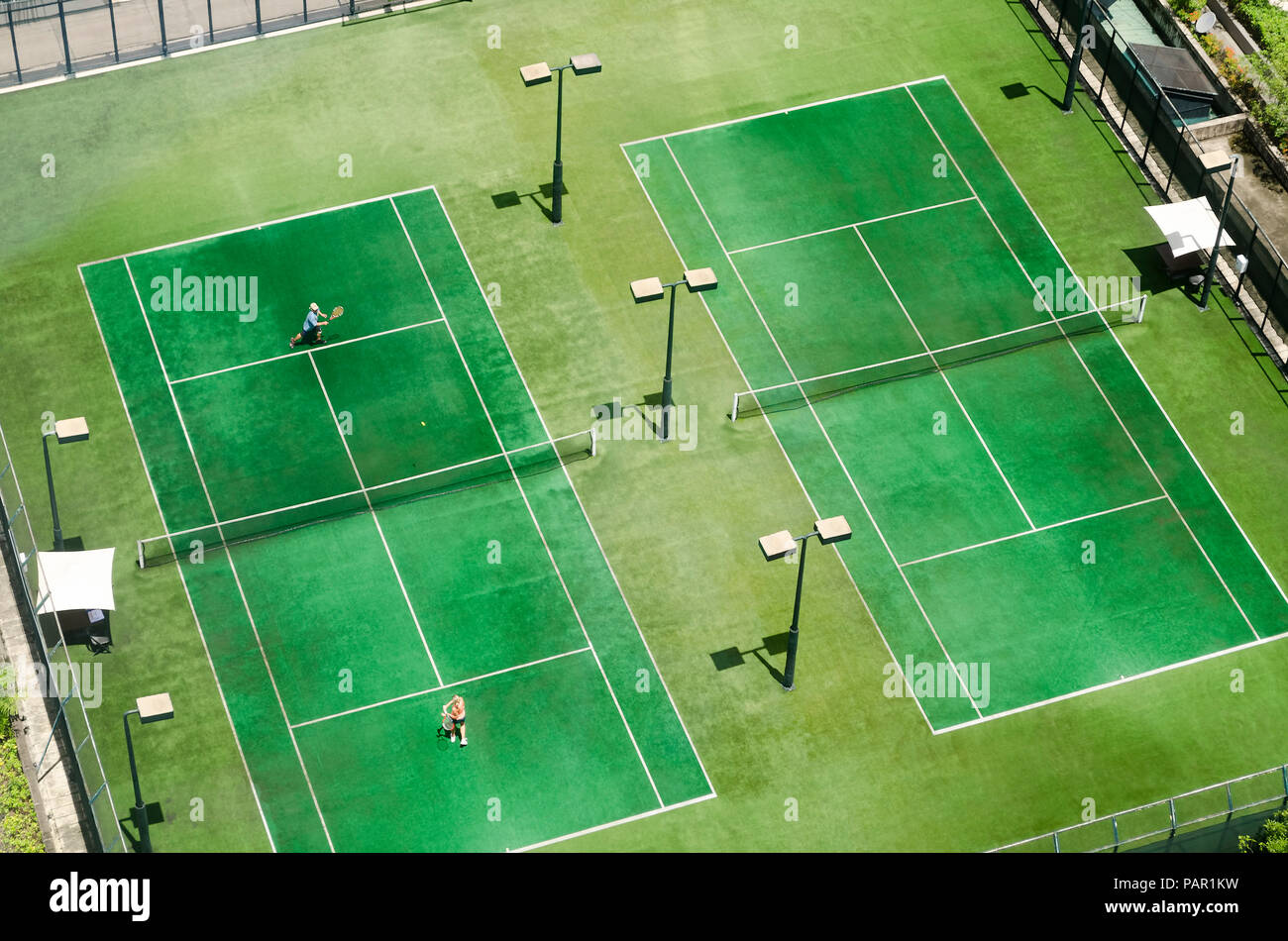 Vue de dessus les joueurs de tennis sur le court de tennis du parc Photo  Stock - Alamy