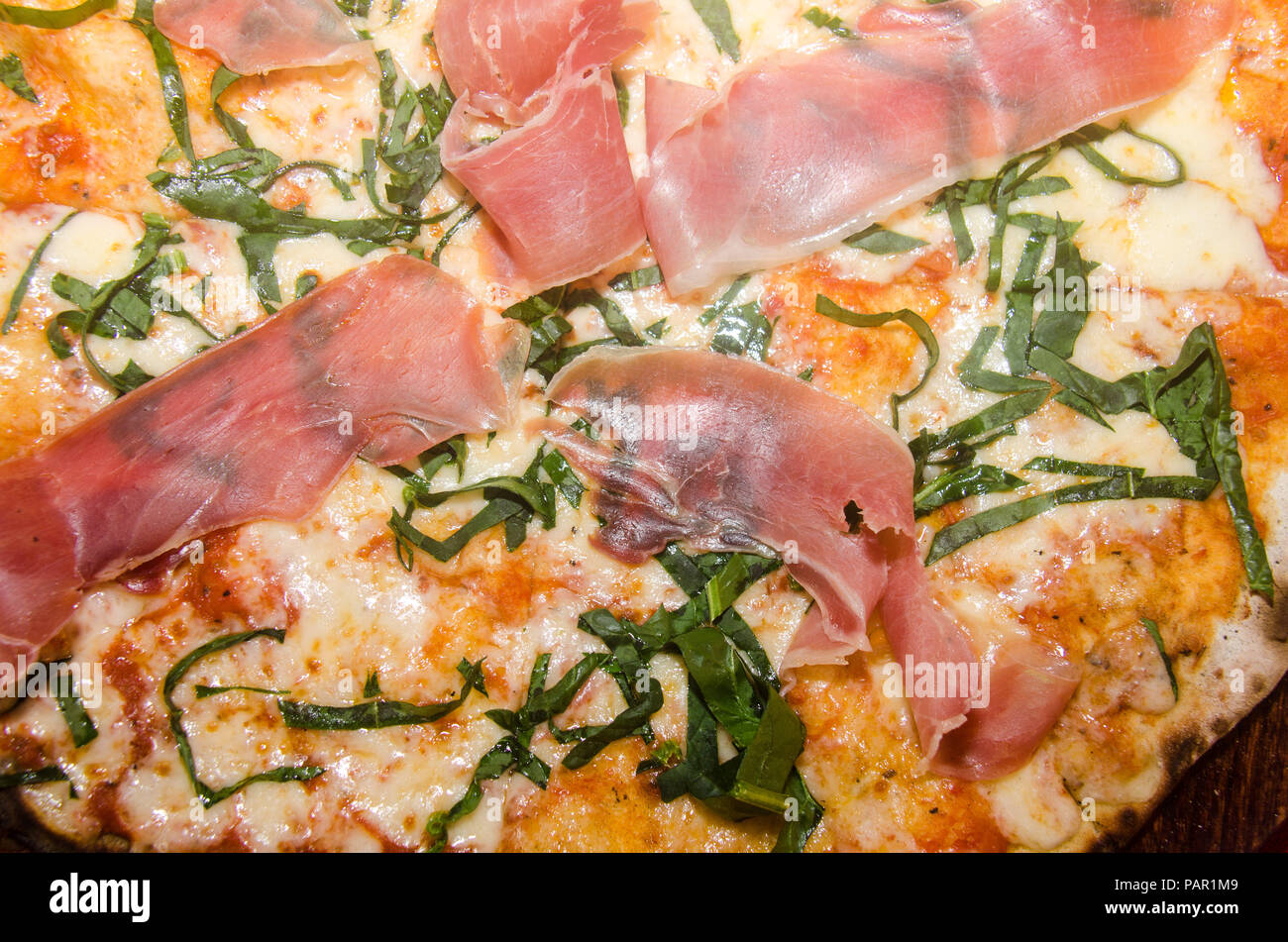 Pizza artisanale sur une plaque de bois Banque D'Images Pizza artisanale sur une plaque de bois Banque D'Images