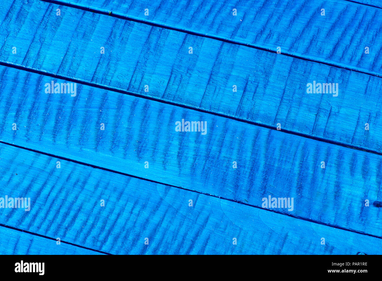 Fond bleu. Un bureau en bois brut bleu. Banque D'Images