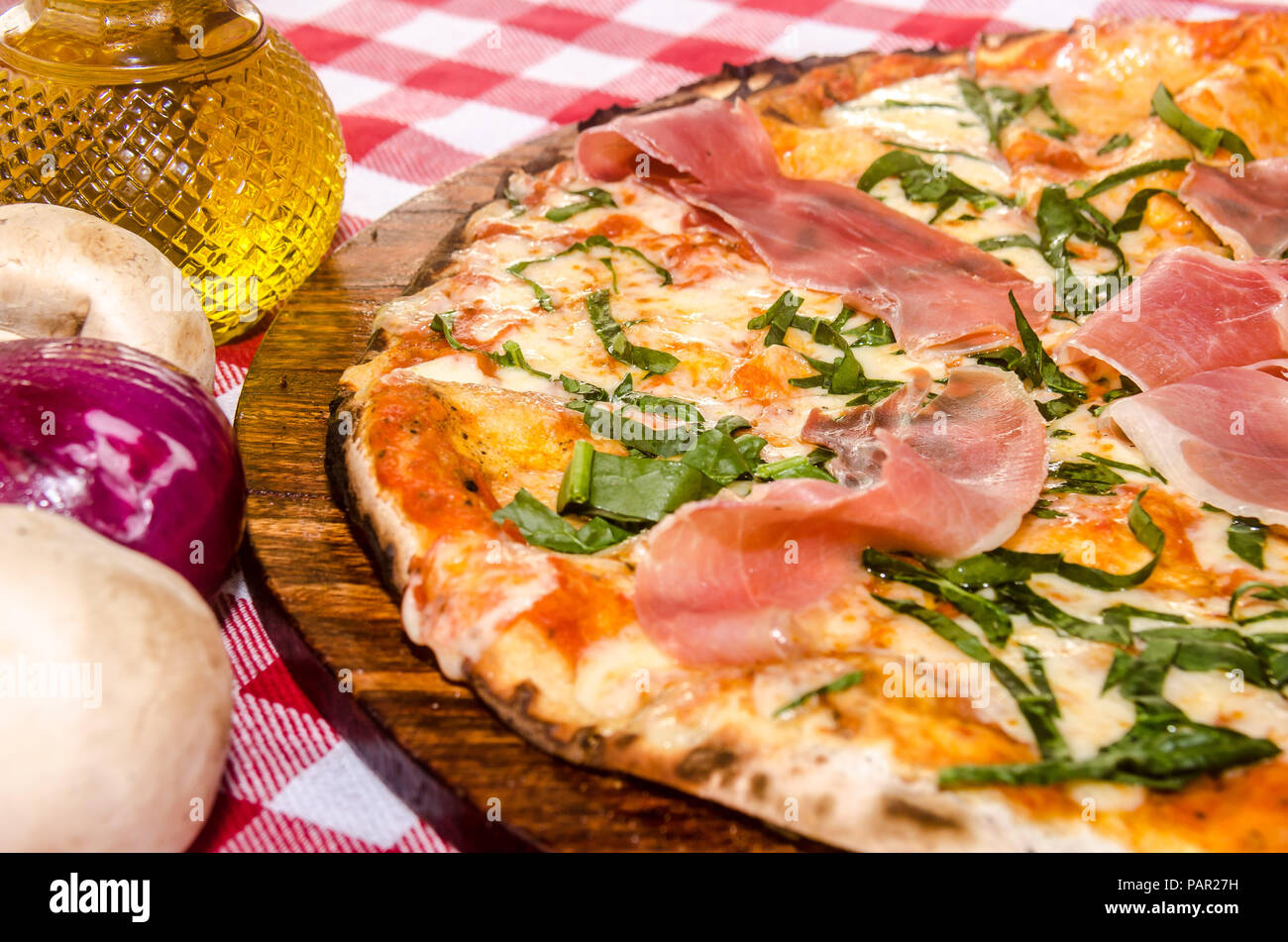 Pizza artisanale sur une plaque de bois Banque D'Images Pizza artisanale sur une plaque de bois Banque D'Images