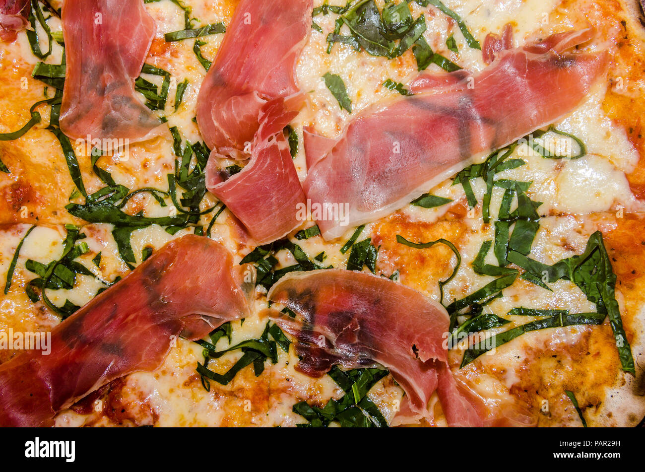 Pizza artisanale sur une plaque de bois Banque D'Images Pizza artisanale sur une plaque de bois Banque D'Images