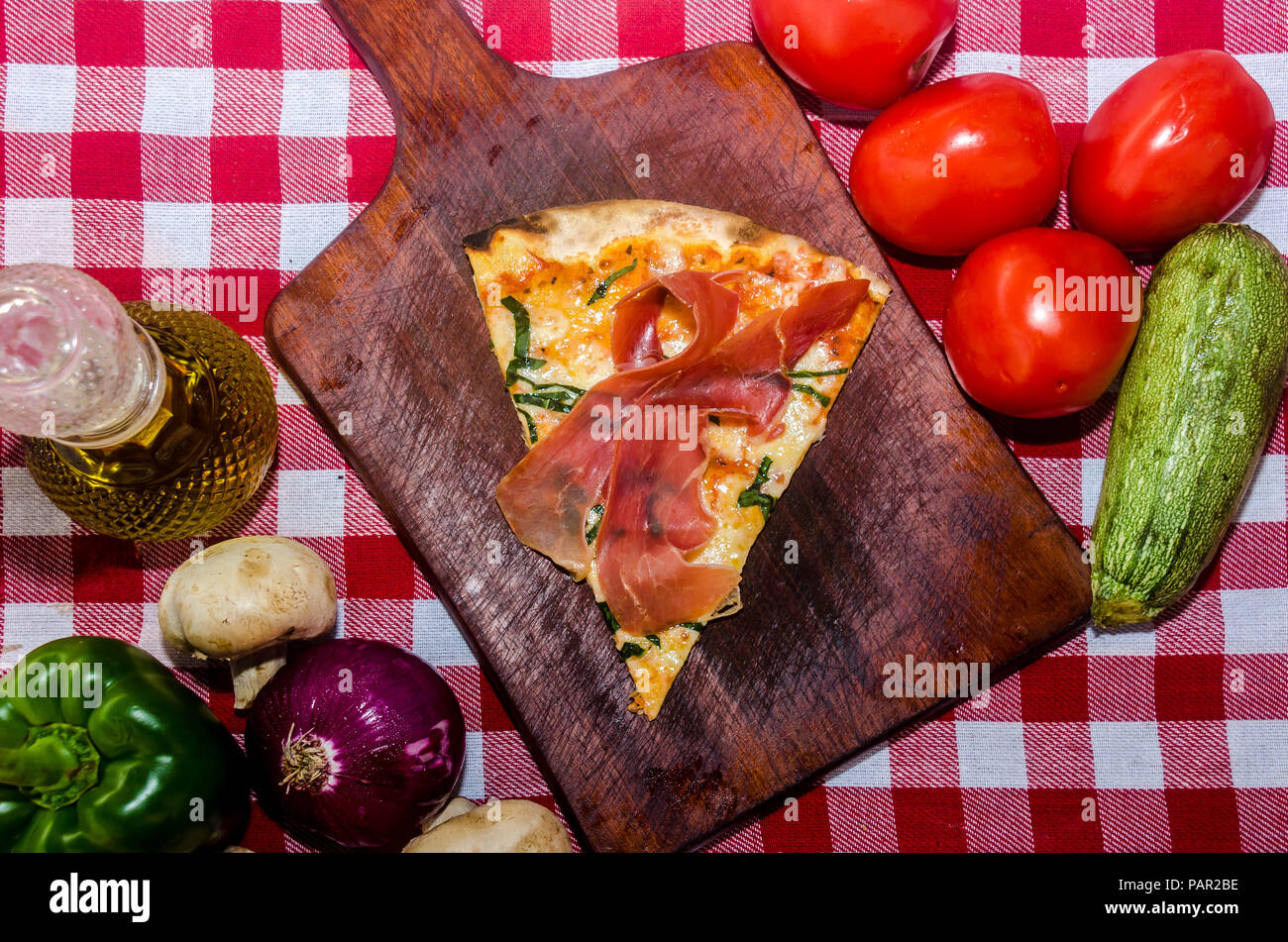 Pizza artisanale sur une plaque de bois Banque D'Images Pizza artisanale sur une plaque de bois Banque D'Images