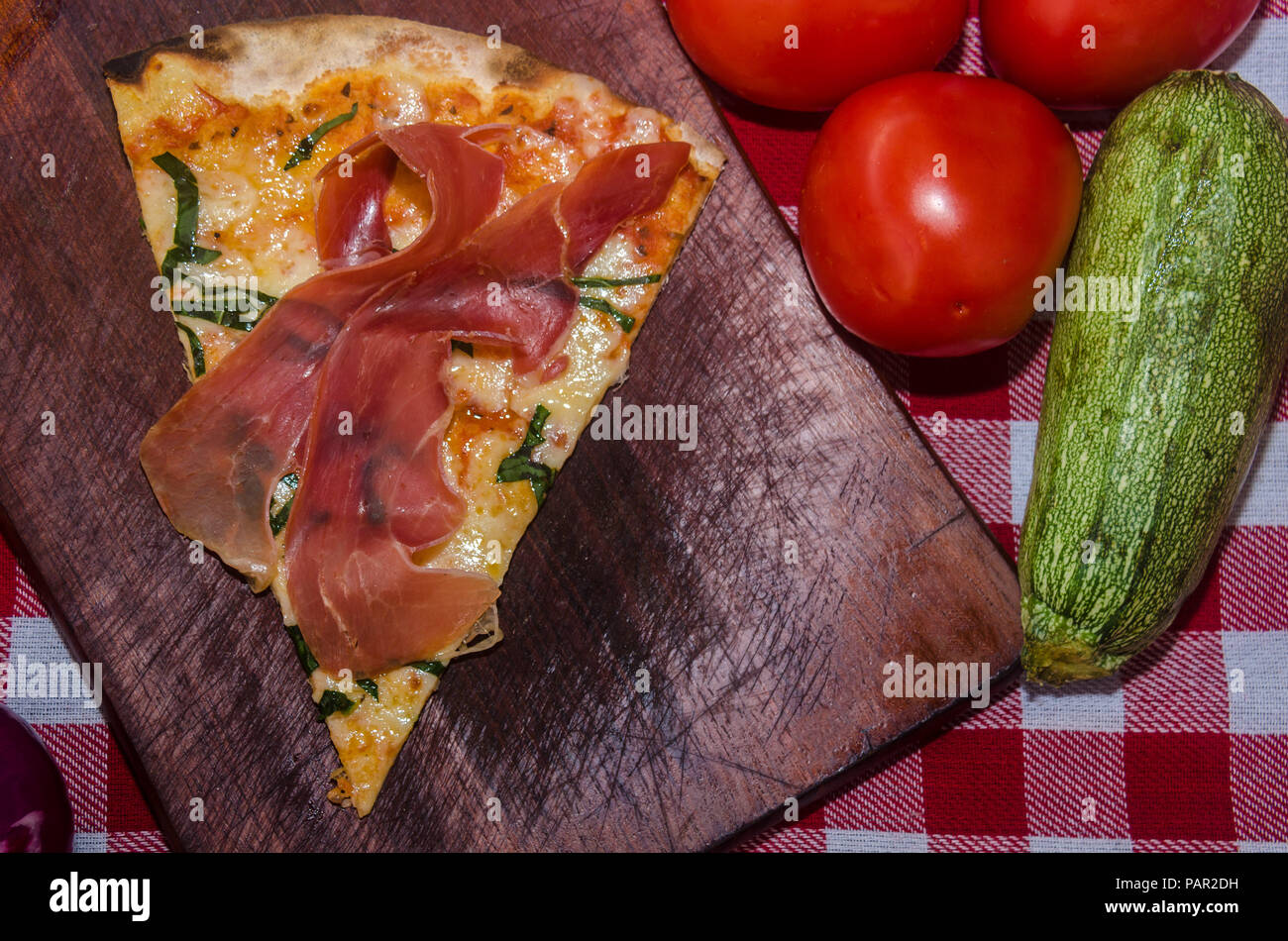 Pizza artisanale sur une plaque de bois Banque D'Images Pizza artisanale sur une plaque de bois Banque D'Images