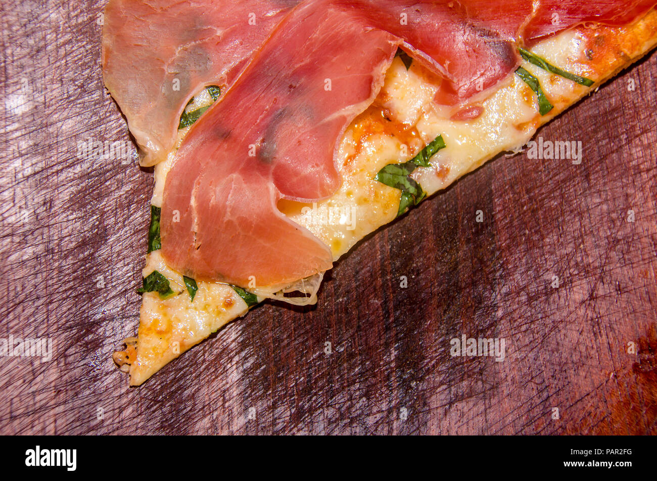 Pizza artisanale sur une plaque de bois Banque D'Images Pizza artisanale sur une plaque de bois Banque D'Images